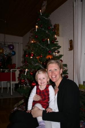 Mor & dotter vntar p tomten (klicka fr strre bild)